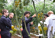 Team Corvus in gesprek over hun vliegplan voor de drone.